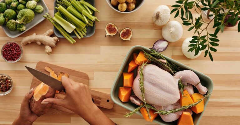 Mani che preparano la cena autunnale