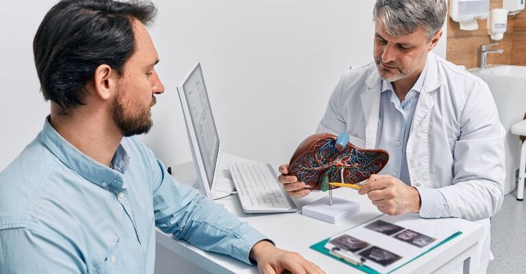 epatologo visita paziente