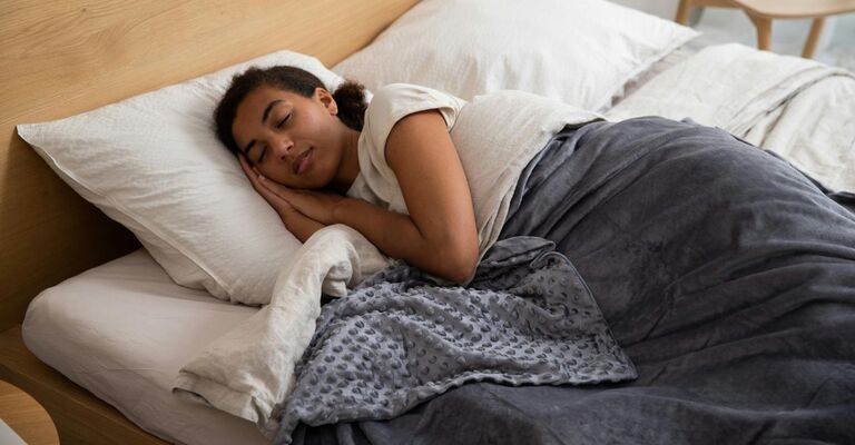 Donna che riposa nel letto