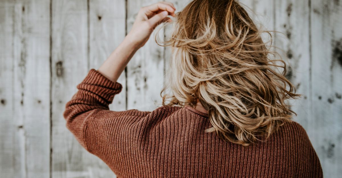 Una donna di spalle mostra i capelli lucenti