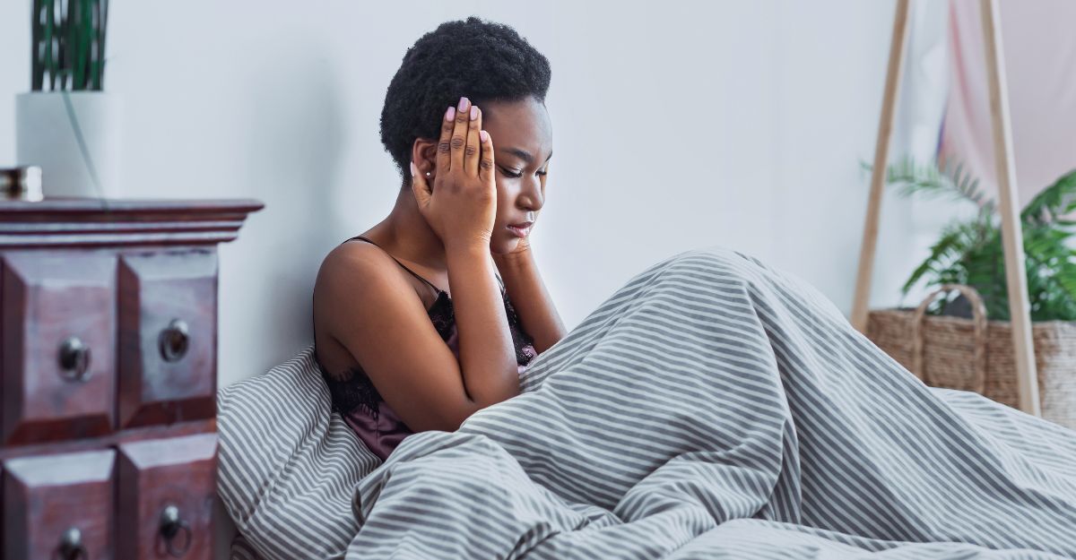 ragazza si sveglia da un brutto sogno