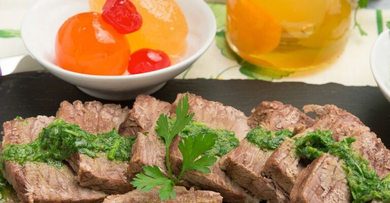 Classico piatto piemontese con accompagnamento di mostarda, salsa verde e giardiniera