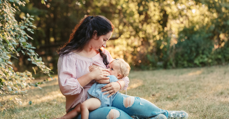 Una donna che allatta