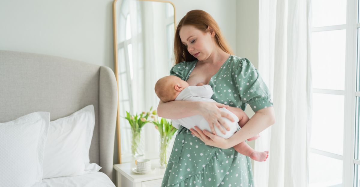 Mamma che allatta un neonato in piedi