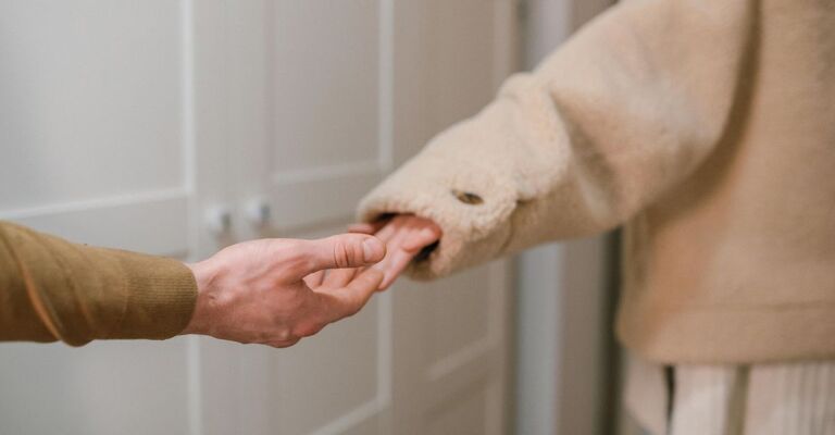 Due mani che si sfiorano