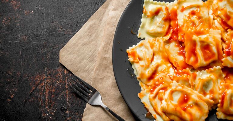 Un piatto di ravioli