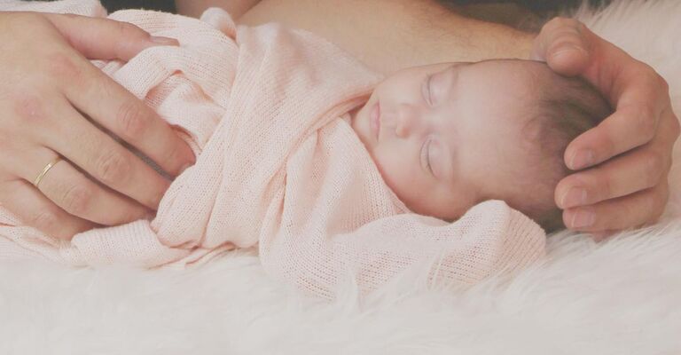 neonata vestita di rosa