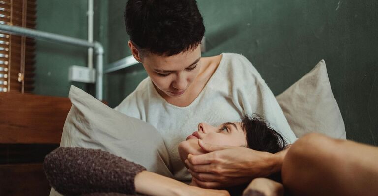 Coppia che si guarda negli occhi