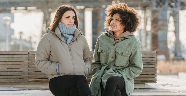 Due amiche sedute sulla panchina