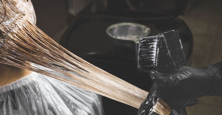 ragazza fa meches dal parrucchiere