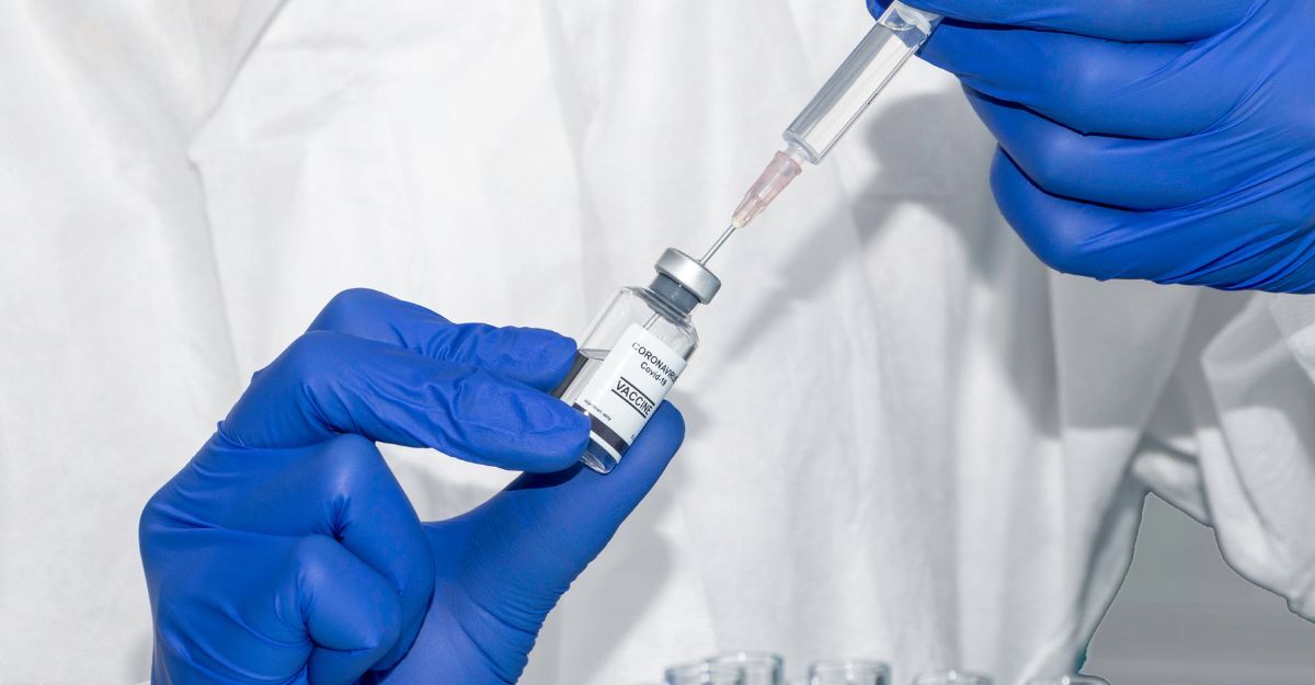 Un medico preleva con una siringa una quantità di siero