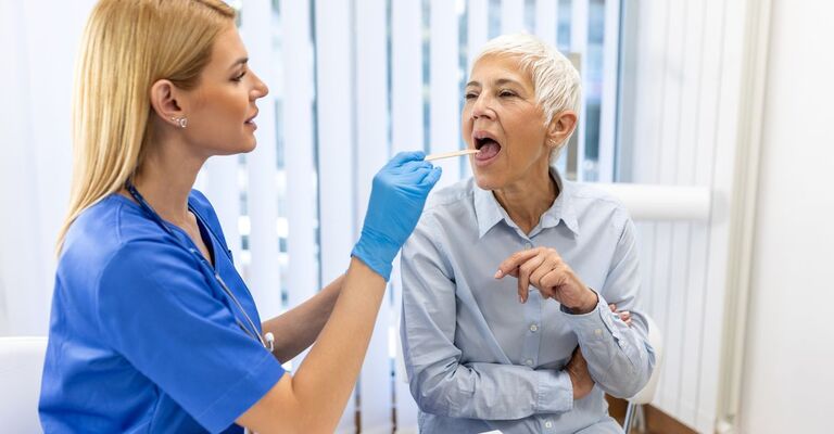 medico visita bocca paziente