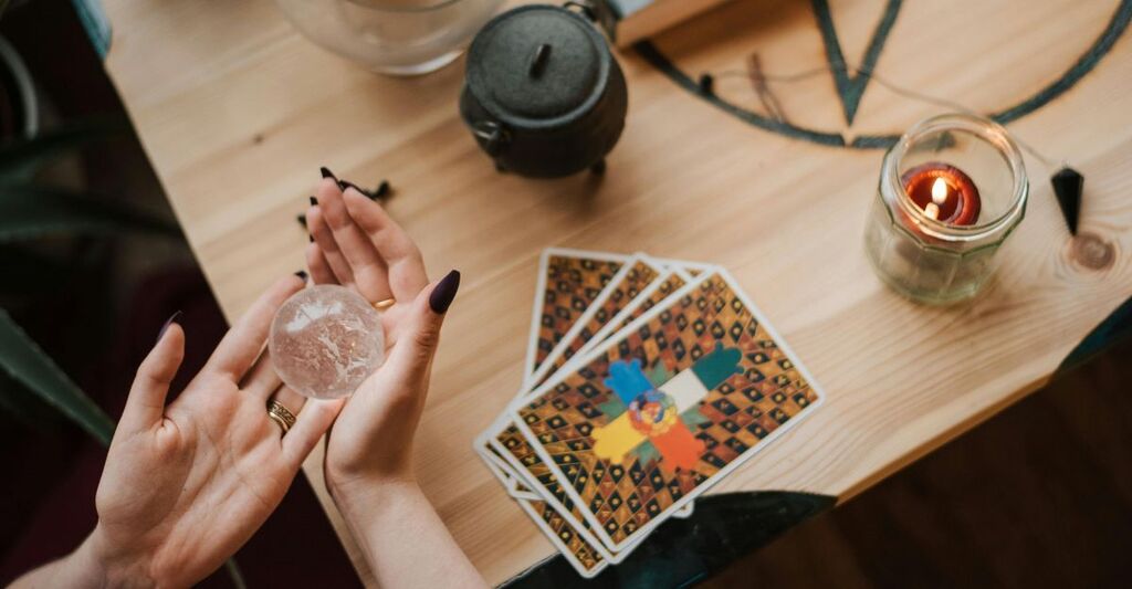 Tavolo con palla di vetro e tarocchi