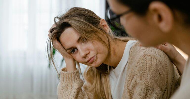 Ragazza delusa che si fa consolare