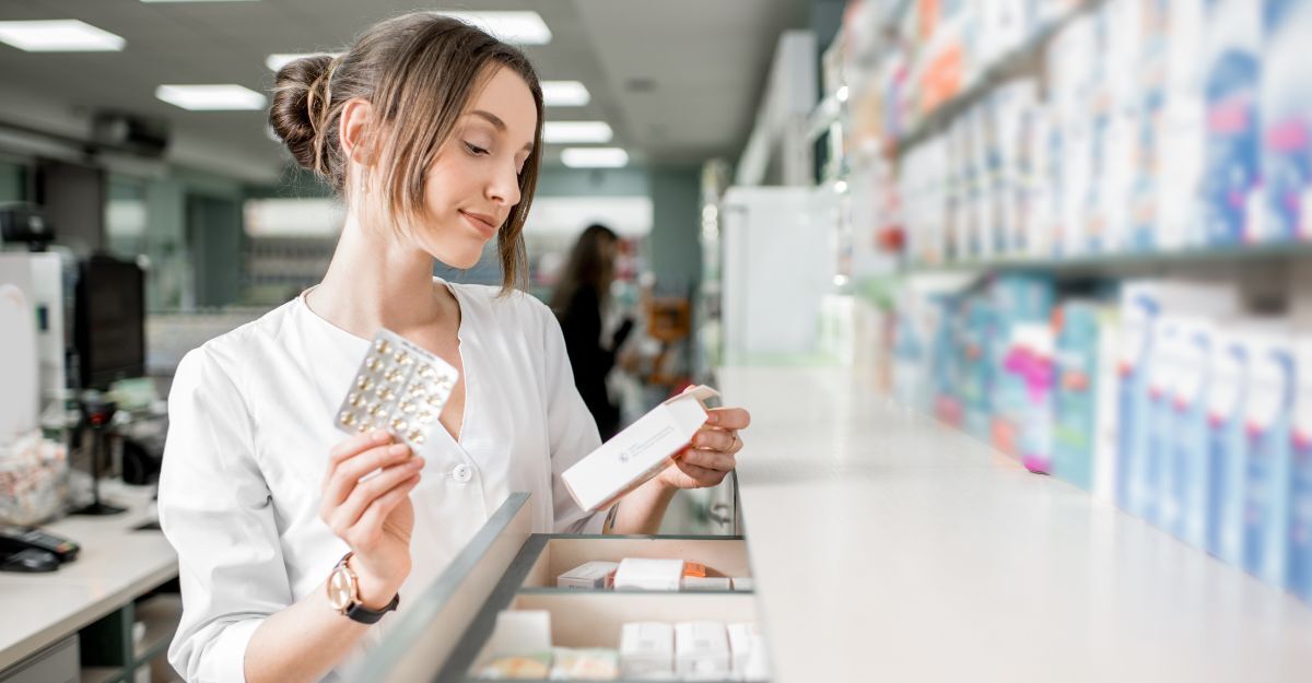 Farmacista che controlla i farmaci