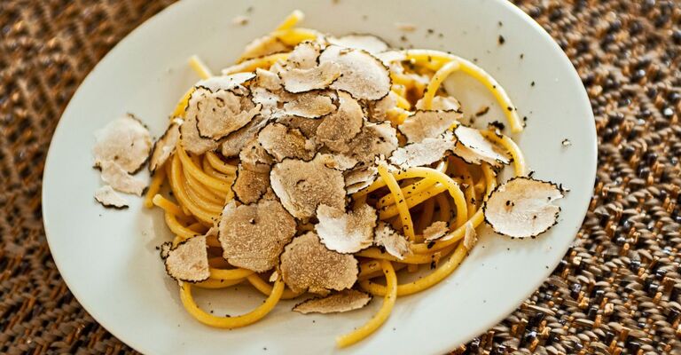 piatto di tagliolini al tartufo bianco