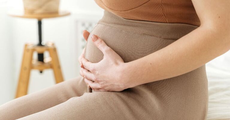 Donna incinta si tiene la pancia