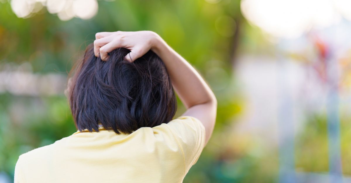 Una ragazza che si gratta la testa