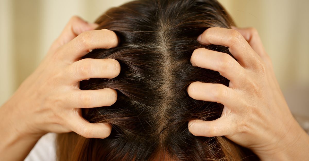 Una ragazza che si gratta la testa