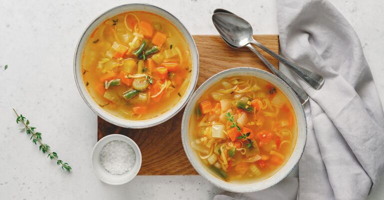 Due piatti di minestra sul tavolo 