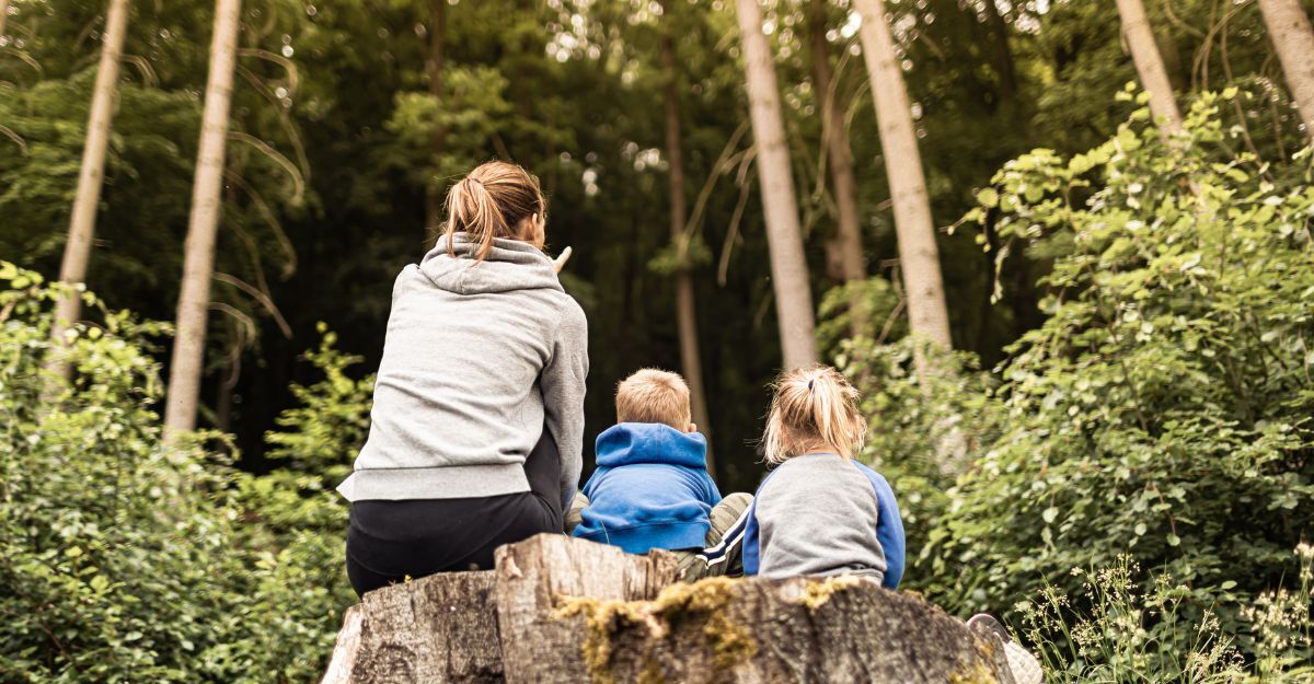 mamma-e-due-bambini-nella-foresta-per-gita
