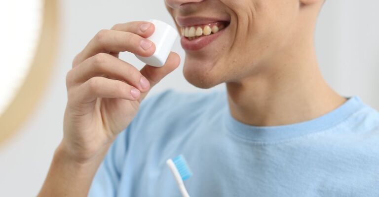 Un ragazza fa degli sciacqui con acqua ossigenata