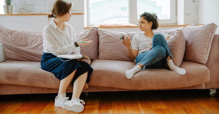 Paziente che discute con la terapeuta