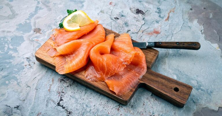 Salmone affumicato su un tagliere
