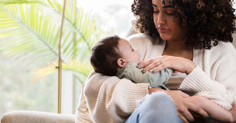 Una madre che allatta