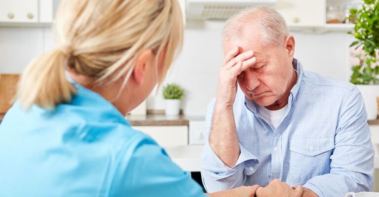 Un signore anziano dal medico