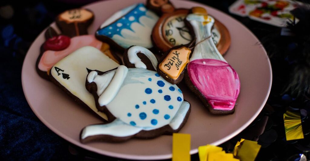 oggetti in un piattino, tratti dal film Alice nel paese delle meraviglie