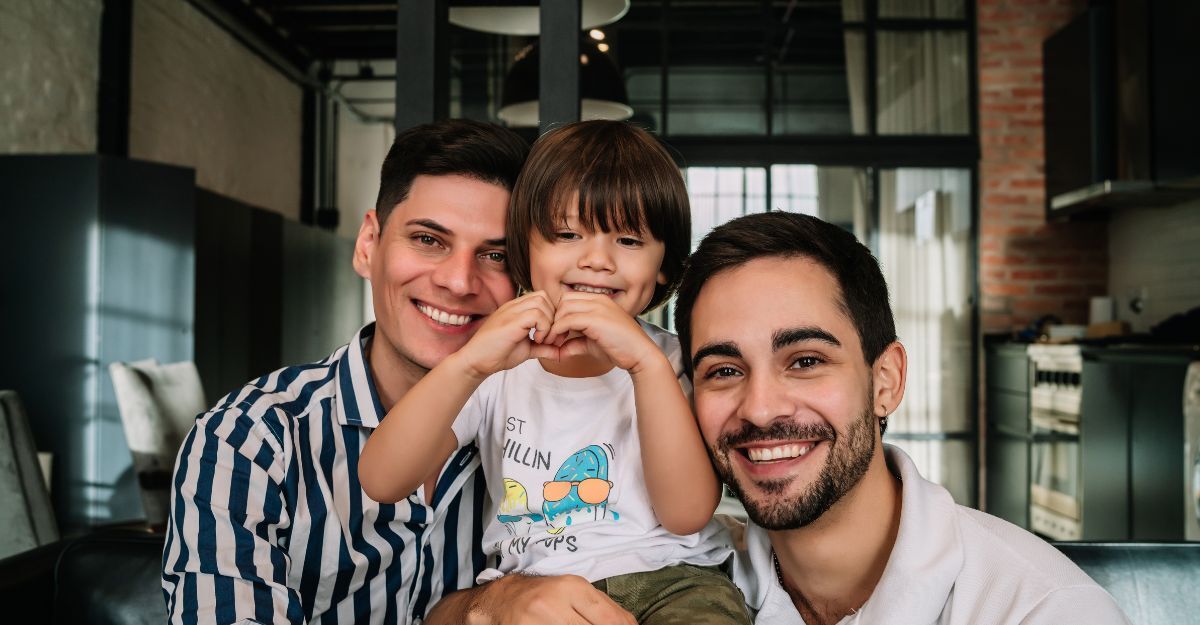 Una coppia di ragazzi con un bambino