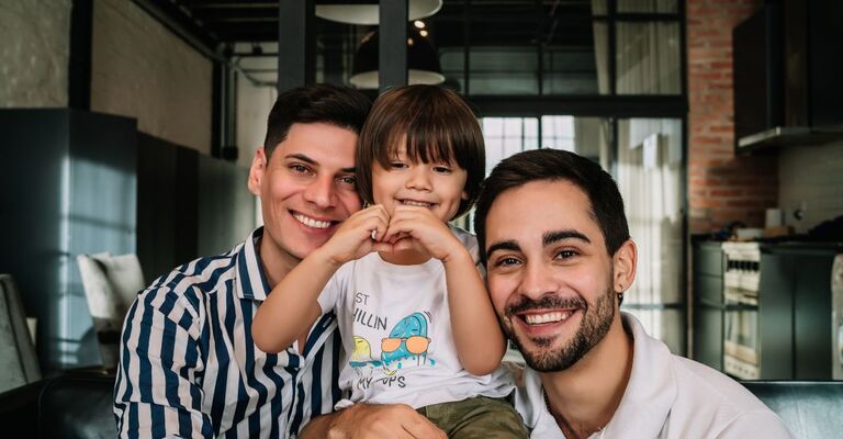 Una coppia di ragazzi con un bambino