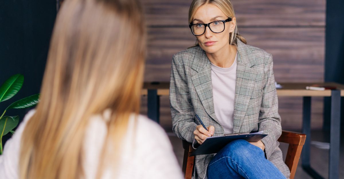 Una ragazza parla con una psicologa