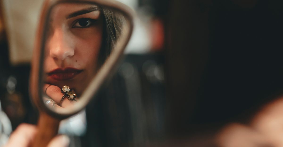 Una ragazza si guarda allo specchio