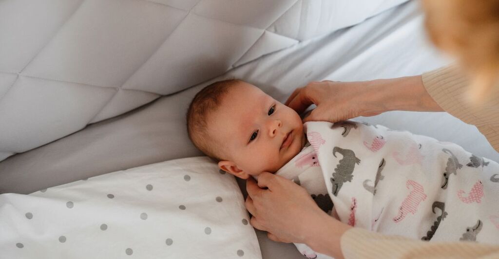 bambino avvolto in un copertina