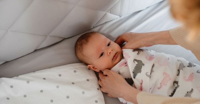 bambino avvolto in un copertina