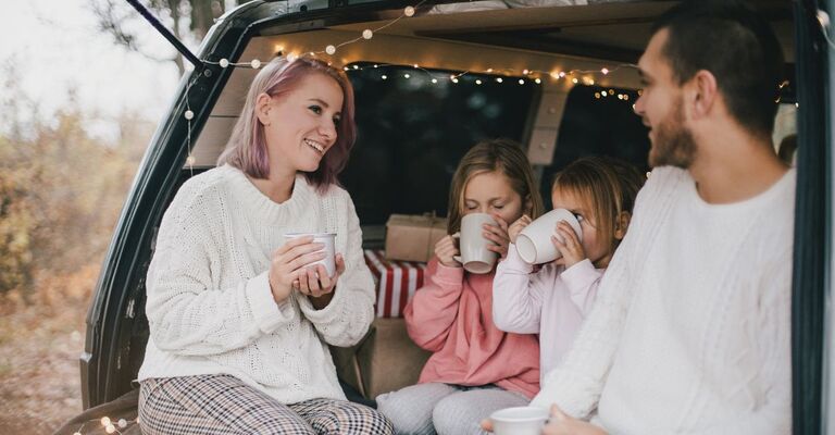 Famiglia in un van per le vacanze di Natale