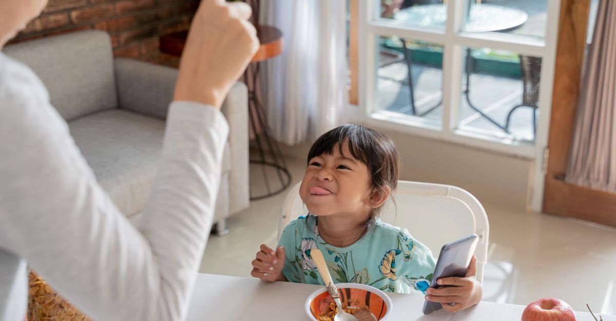 bambina fa i capricci a tavola