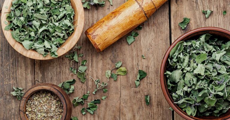 Foglie di maggiorana sminuzzate in delle ciotole 