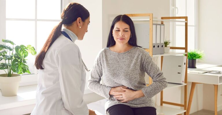 Gastroenterologa con paziente