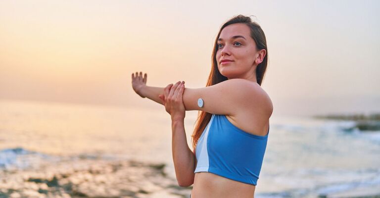 ragazza diabetica corre sulla spiaggia
