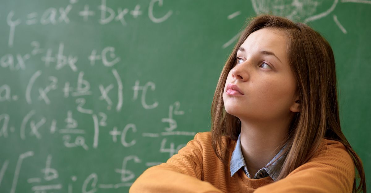 Una ragazzina preoccupata con alle spalle una lavagna su cui è scritto un problema matematico