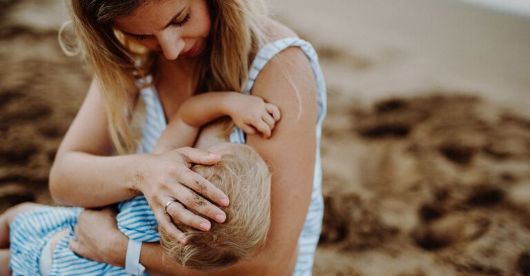 Una donna che allatta