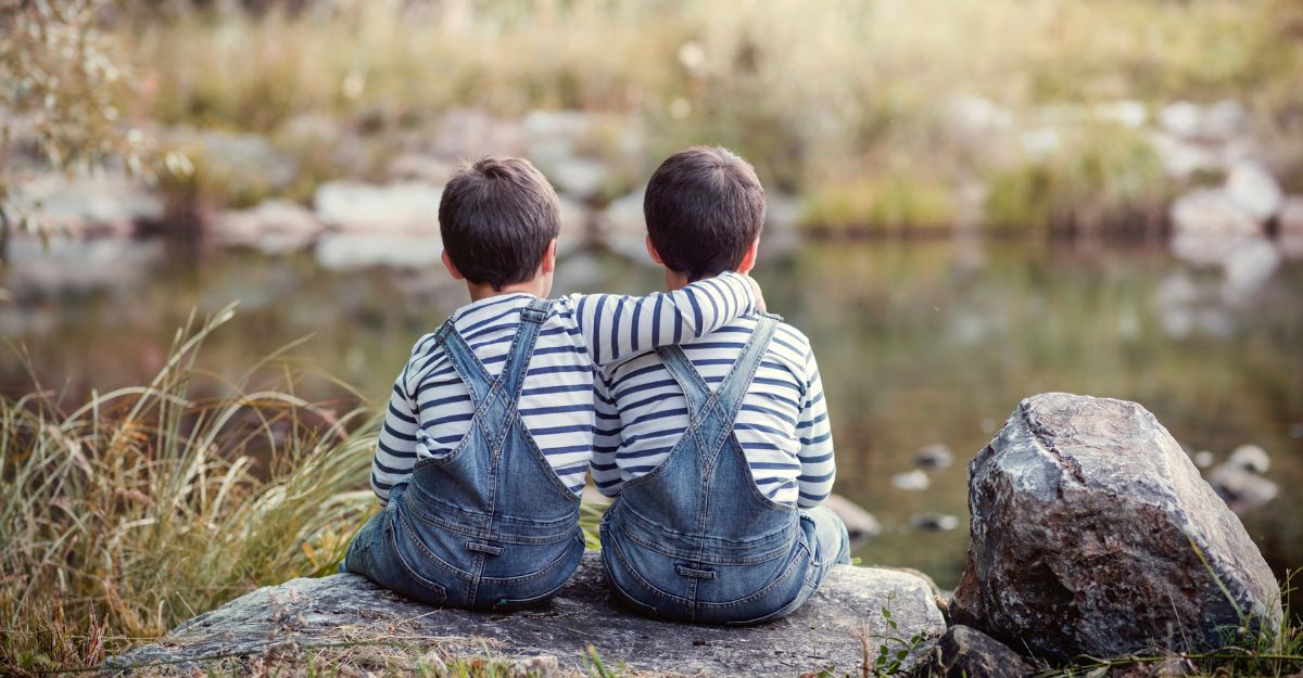 Due gemelli di spalle