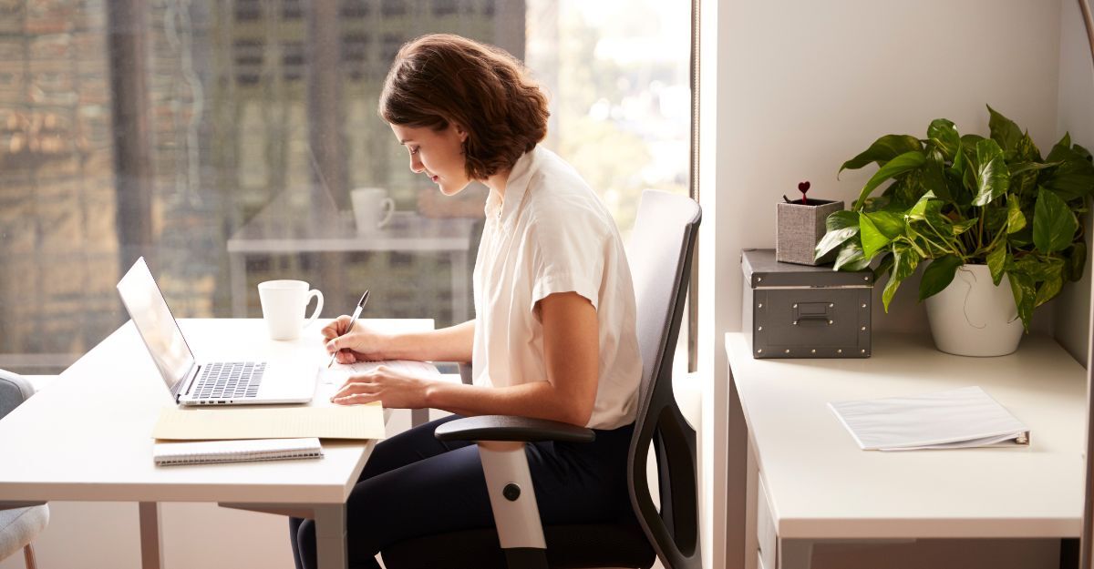 Una ragazza che lavora stando seduta