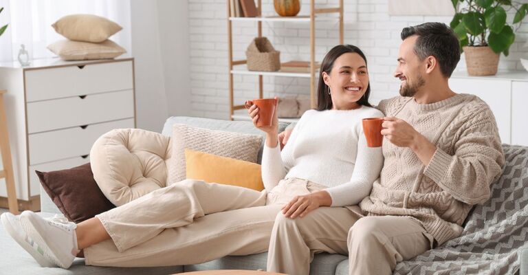 coppia beve il caffè sul divano