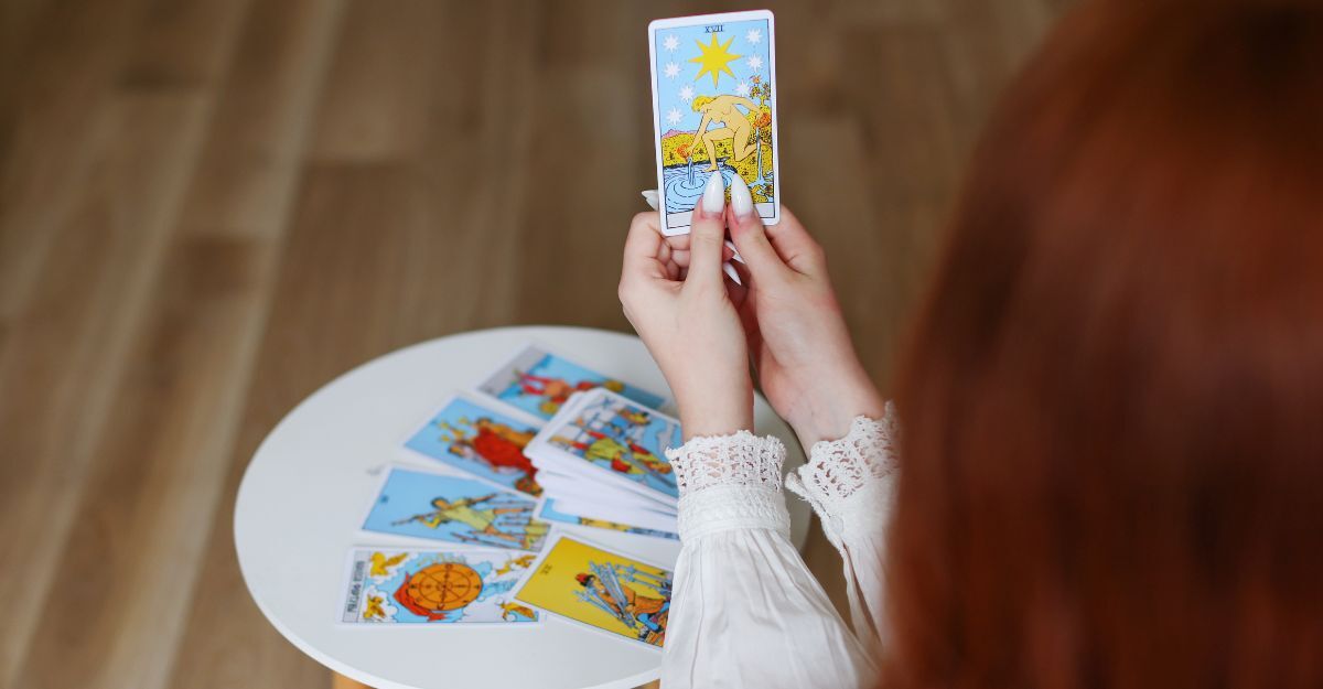 Carta dei tarocchi tenuta in mano in primo piano