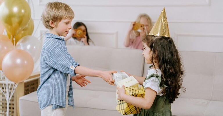 Bambino dà un regalo a una bambina