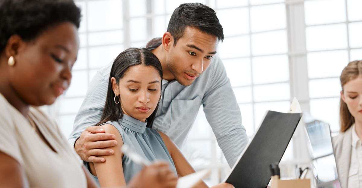 Collega che molesta una collega al lavoro